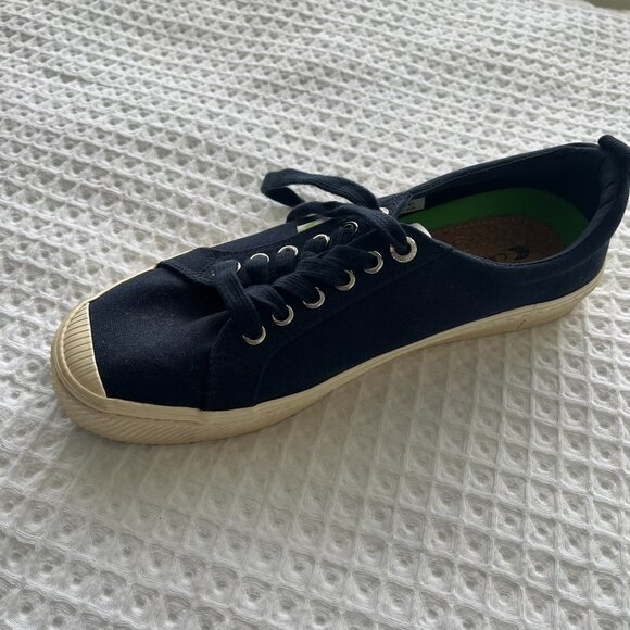Cariuma Sneakers - Navy sz 10 - Picture 3 of 5